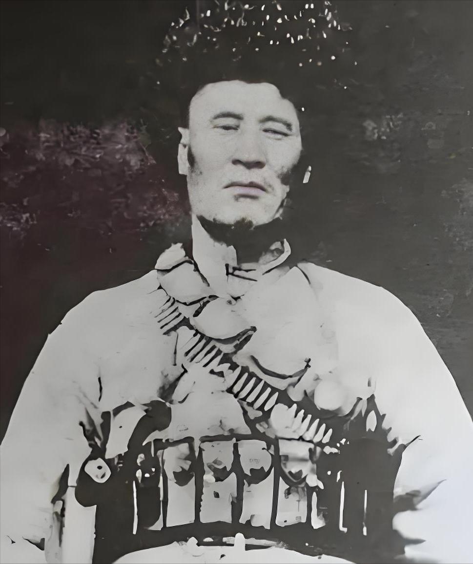 1949年，解放军在追击马家军残匪时，司号员杨忠孝打死了一个与众不同的匪徒，战友
