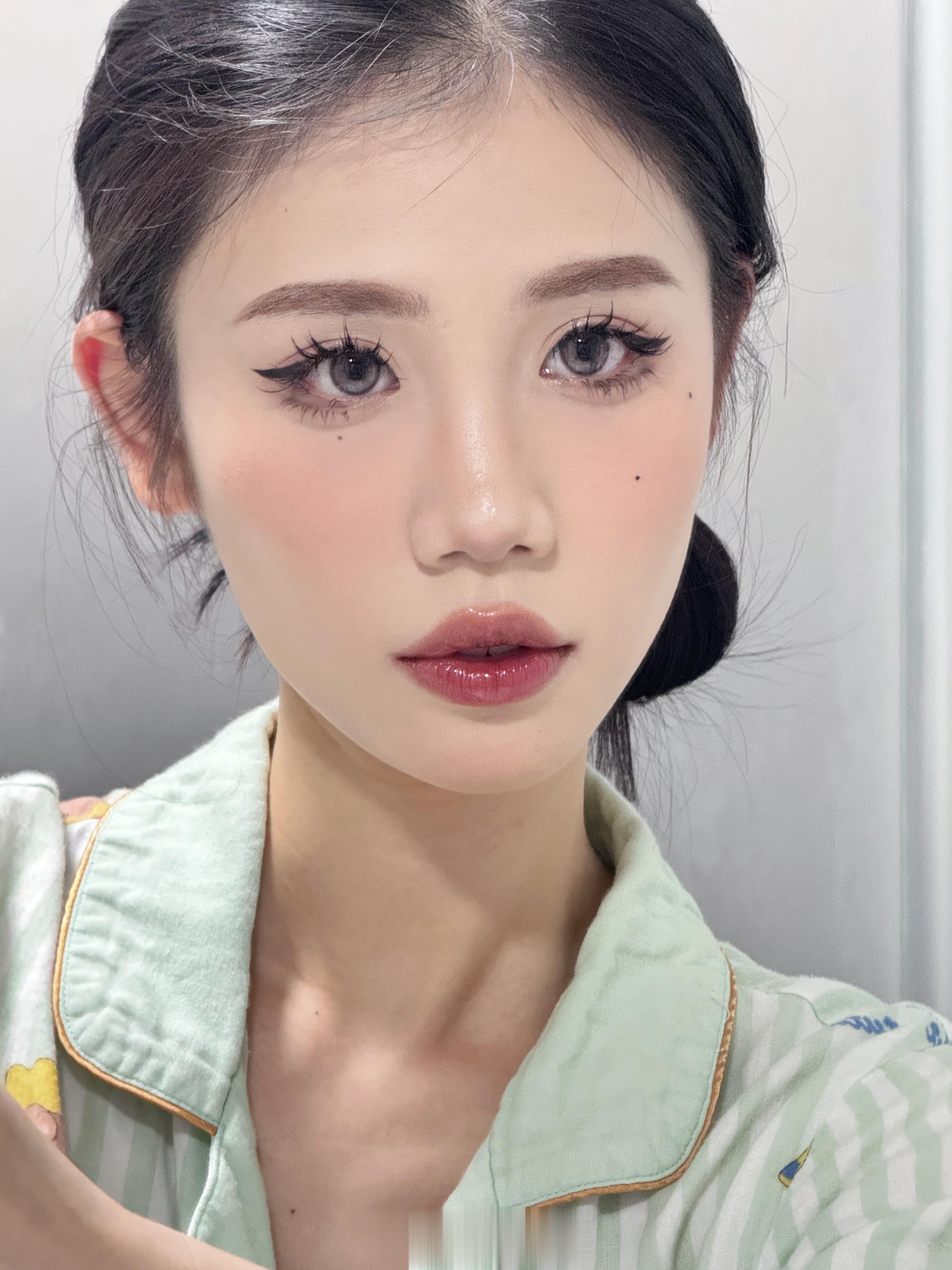 研究了一个 适合菱形脸和蒜头鼻的妆容 色系统一 扩大眼睛 而且收缩色腮红贼好用 