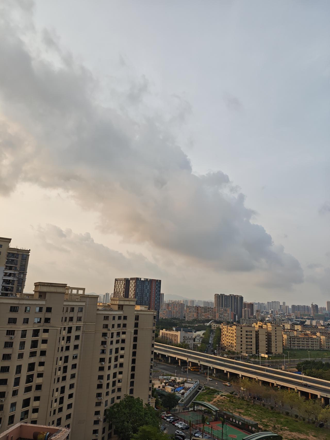 我拍到的落日瞬间在自己家阳台上拍到的落日余晖，天阴夕阳很暗，但这落日余晖也好有意