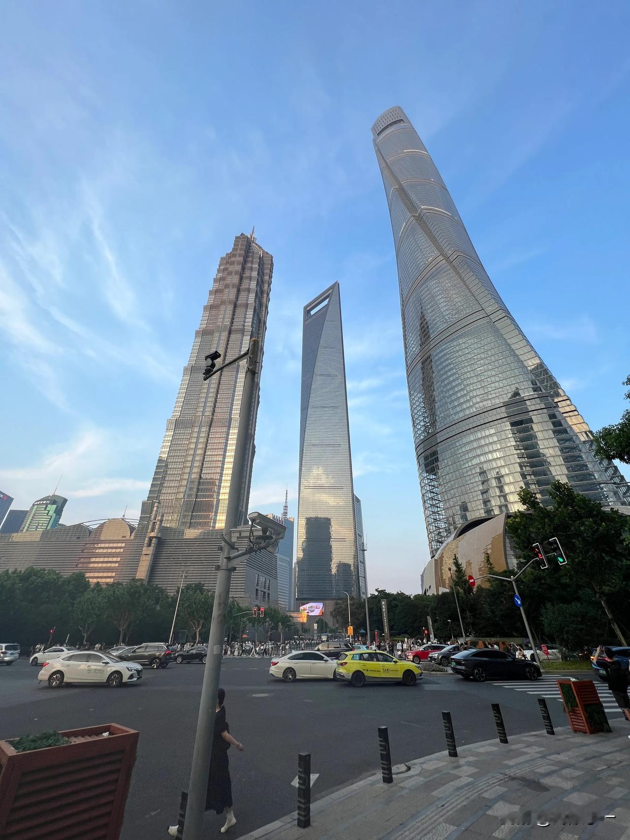 全家到上海旅游 今天到的去啦上海中心大厦 去啦外滩 夜景很美 车辆都礼让 车辆都