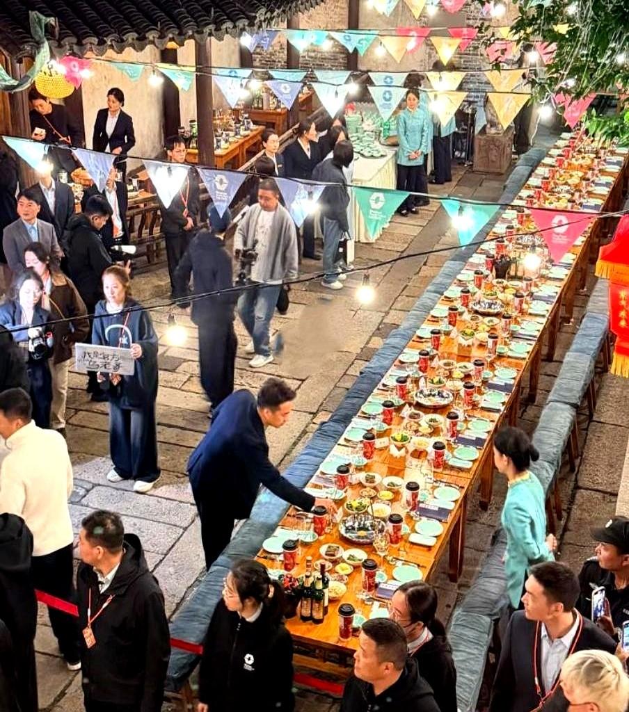 黑衣银饰一出场，全网跟着瘦三斤。

郝蕾把十年前的牛仔裤穿回来了，黄磊却把红毯拆