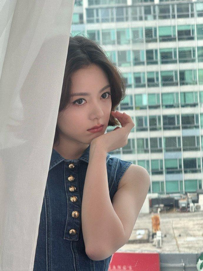 赵今麦庆功宴无袖牛仔裙造型心有林曦直播 心有林曦直播，好生登对的两位呀，赵今麦庆