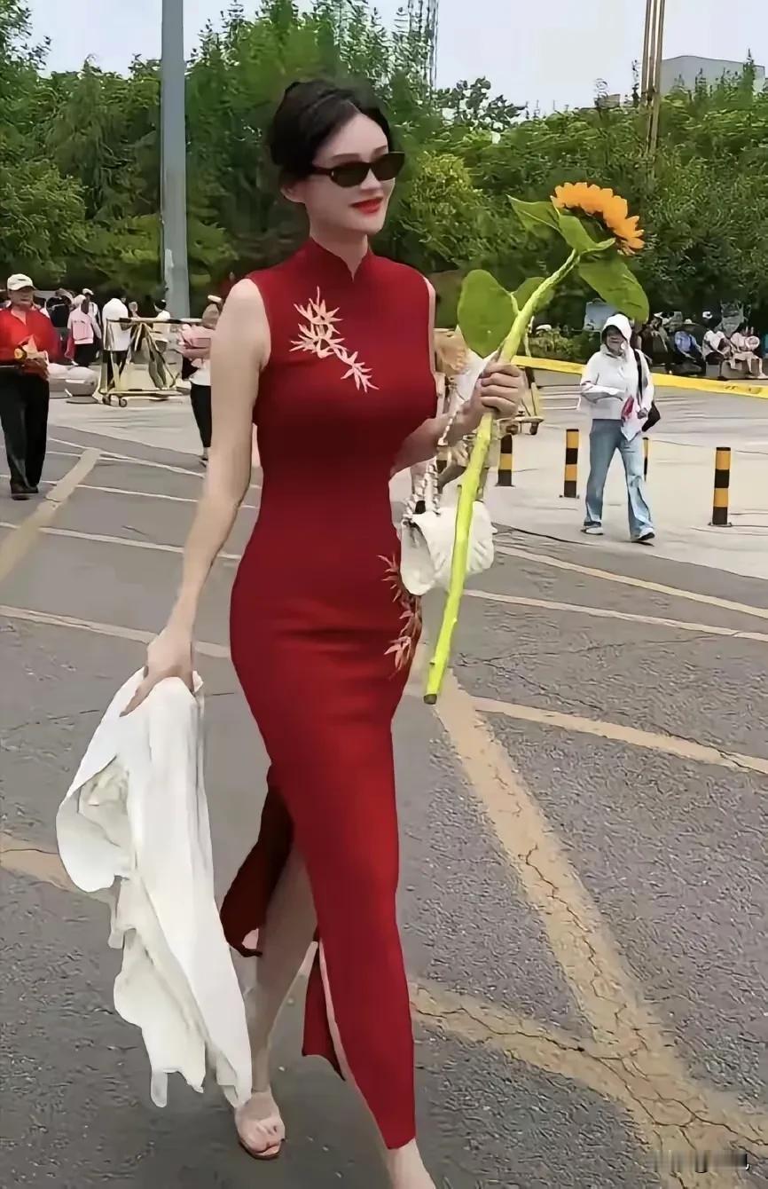 红的寓意“开门红”，绿的寓意“一路绿灯”，手里的向日葵更是讨个“一举夺魁”的彩头