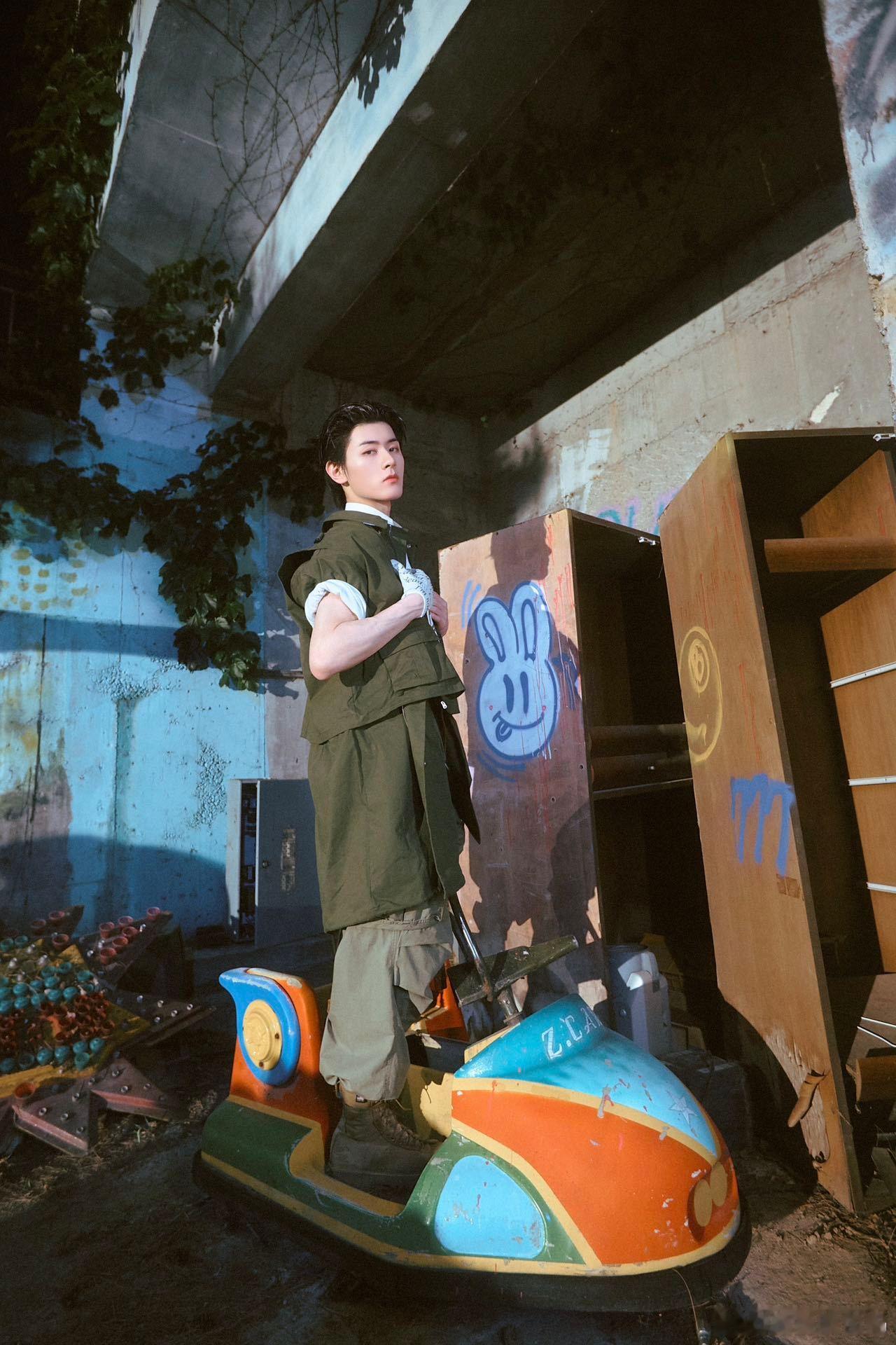 第一次被全华男团的先行曲秒了 终于挖到循环不腻的歌！AM8IC昨天上线的《BUZ