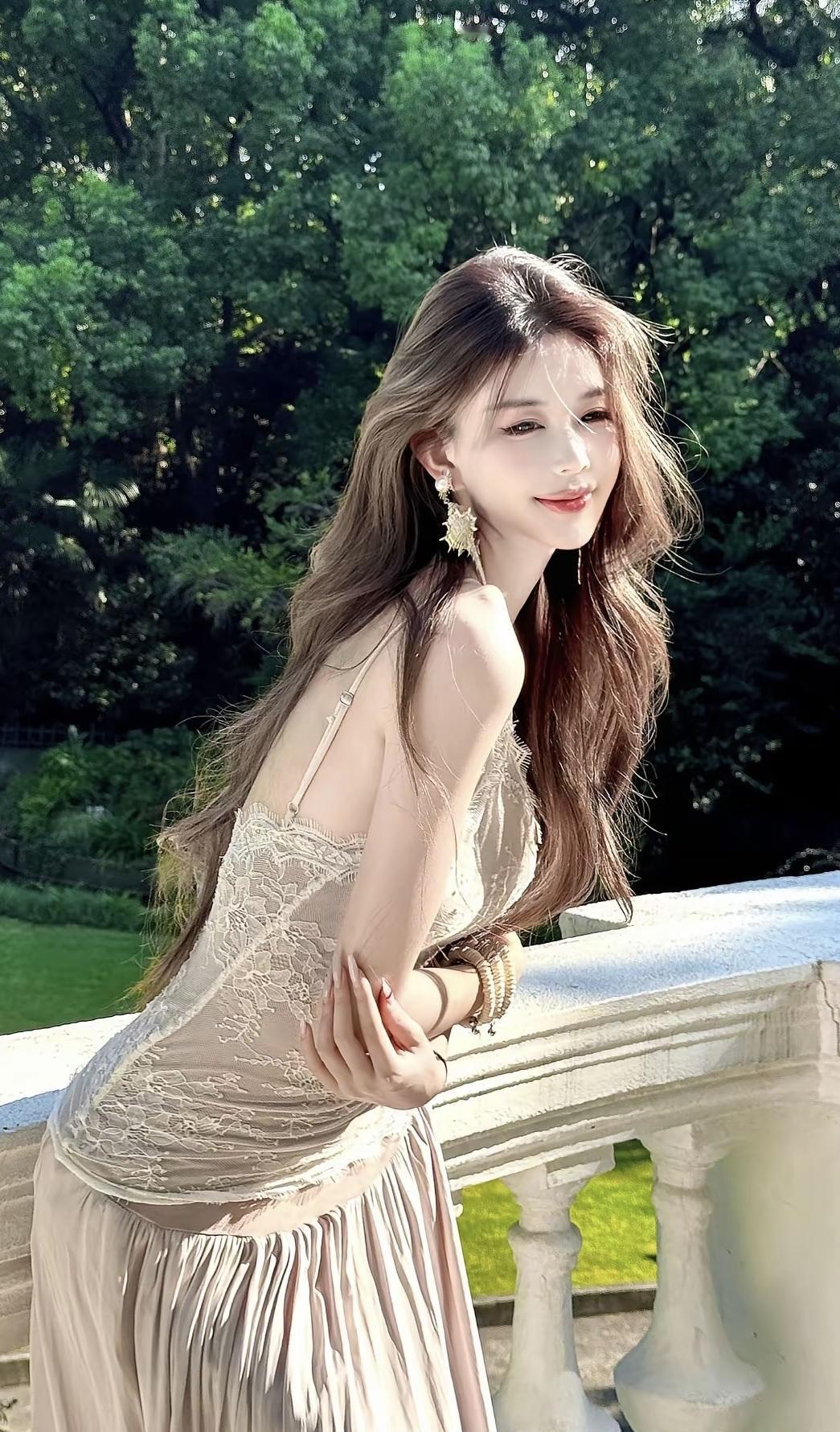 夏日清新，优雅蕾丝裙，绿意盎然中，享受自然之美。