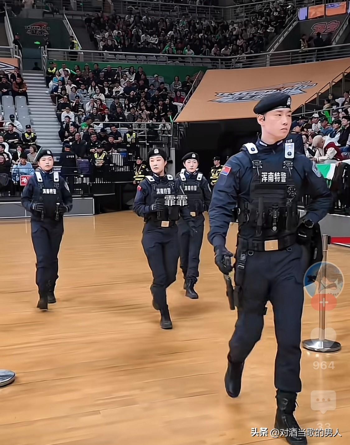 他有着潘安般的绝世容颜，英俊且潇洒。身体康健，性能力强，床笫之间表现出色。坐拥大