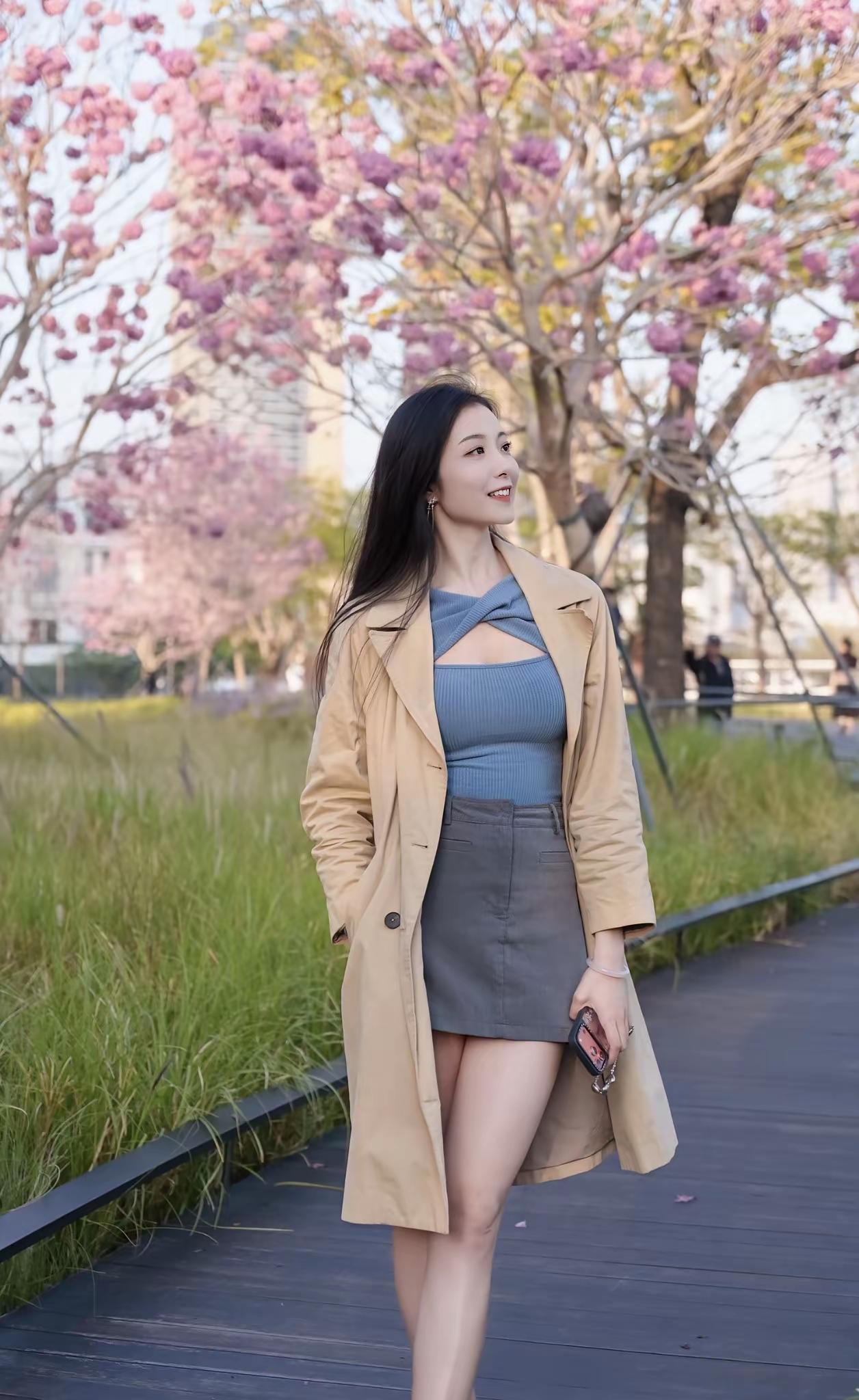 春日漫步，粉樱盛开，优雅穿搭，尽显时尚魅力。美好生活顺手拍