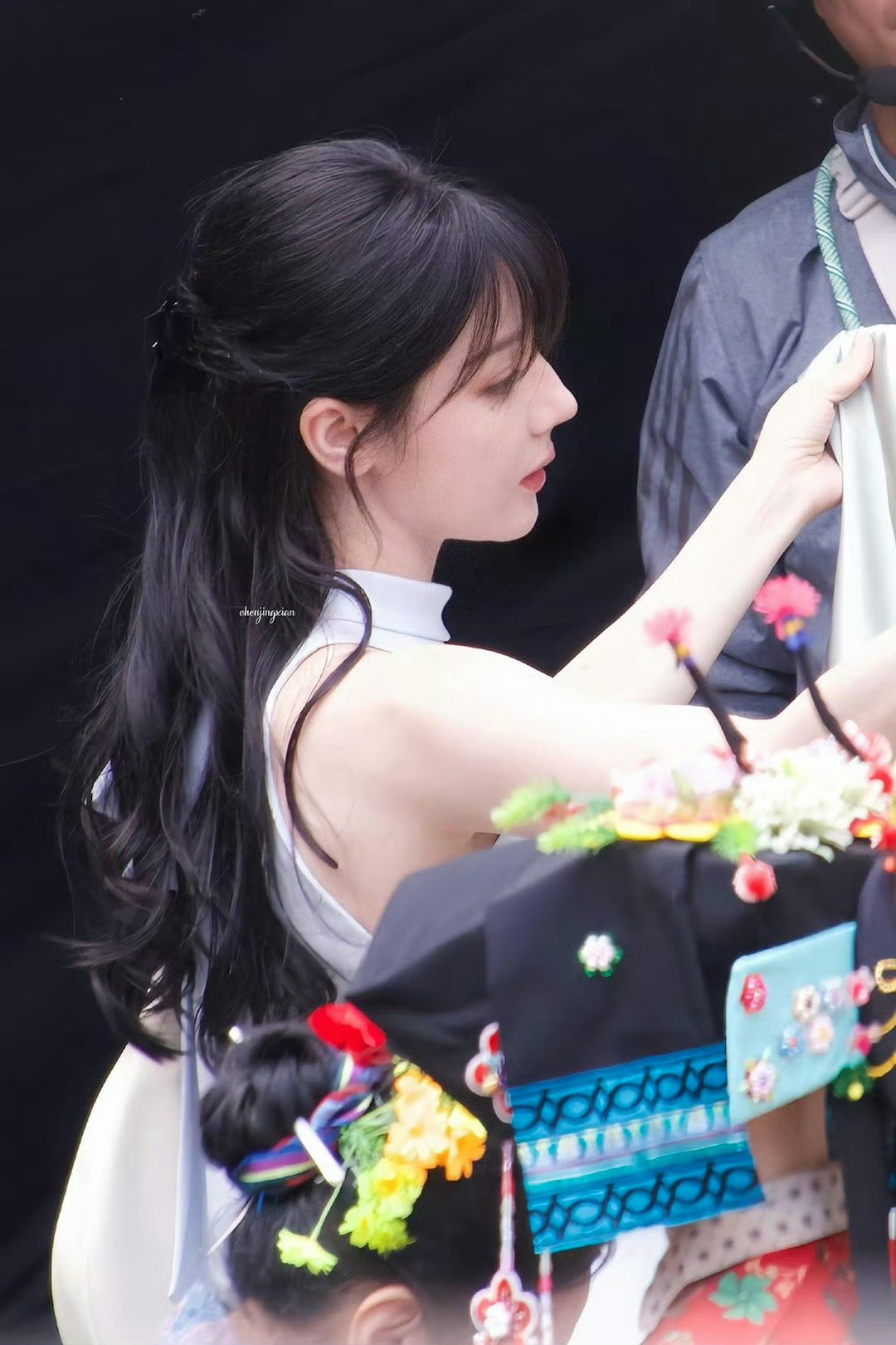 迪丽热巴今天的妆造好温柔啊，侧脸也美的无敌[流鼻血]迪丽热巴卫蓝白色连衣裙 ​​