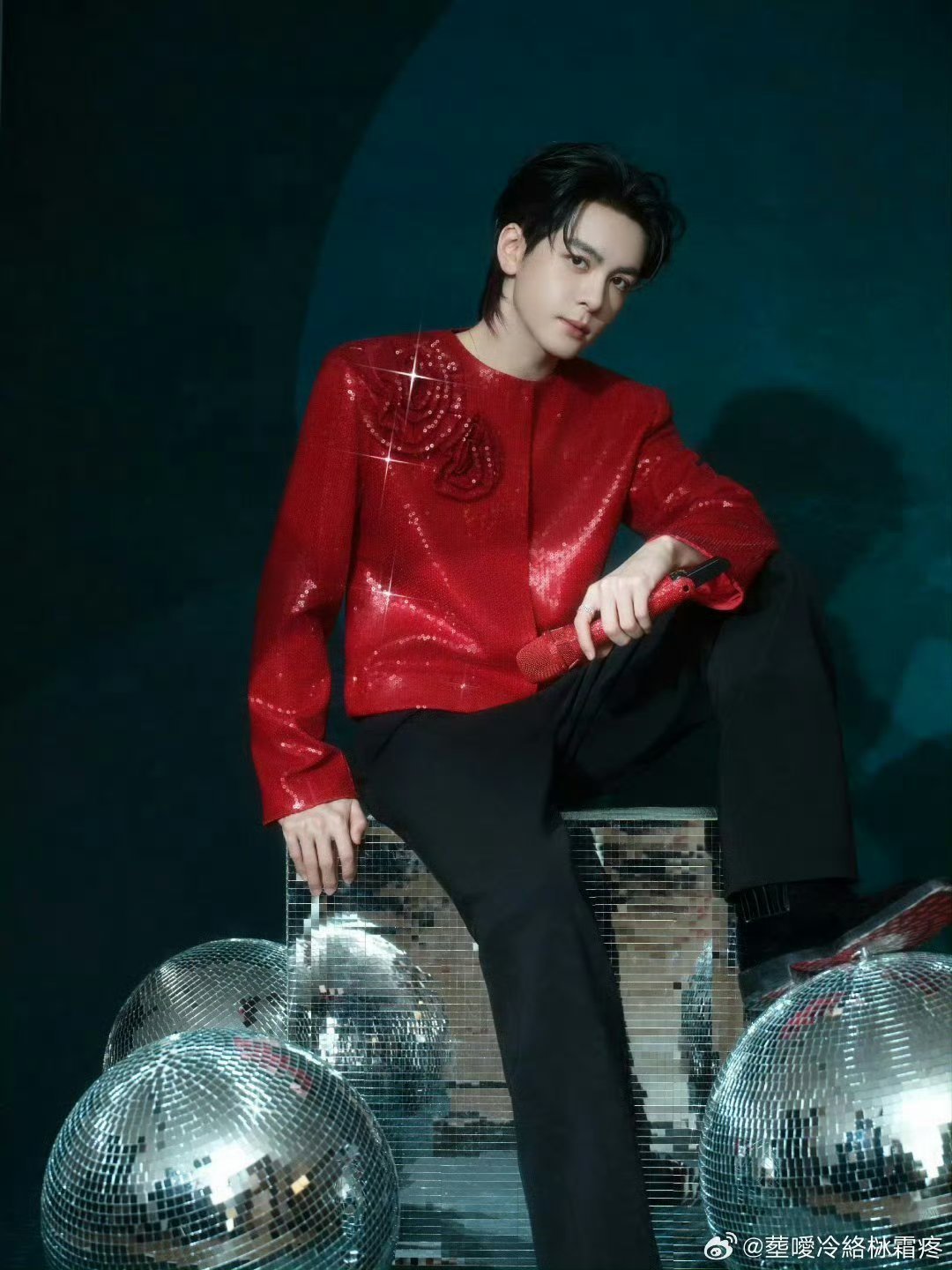 曾舜晞长腿屏幕都放不下了 曾舜晞彩排生图杀疯！逆天比例自带高光，镜头都装不下的大