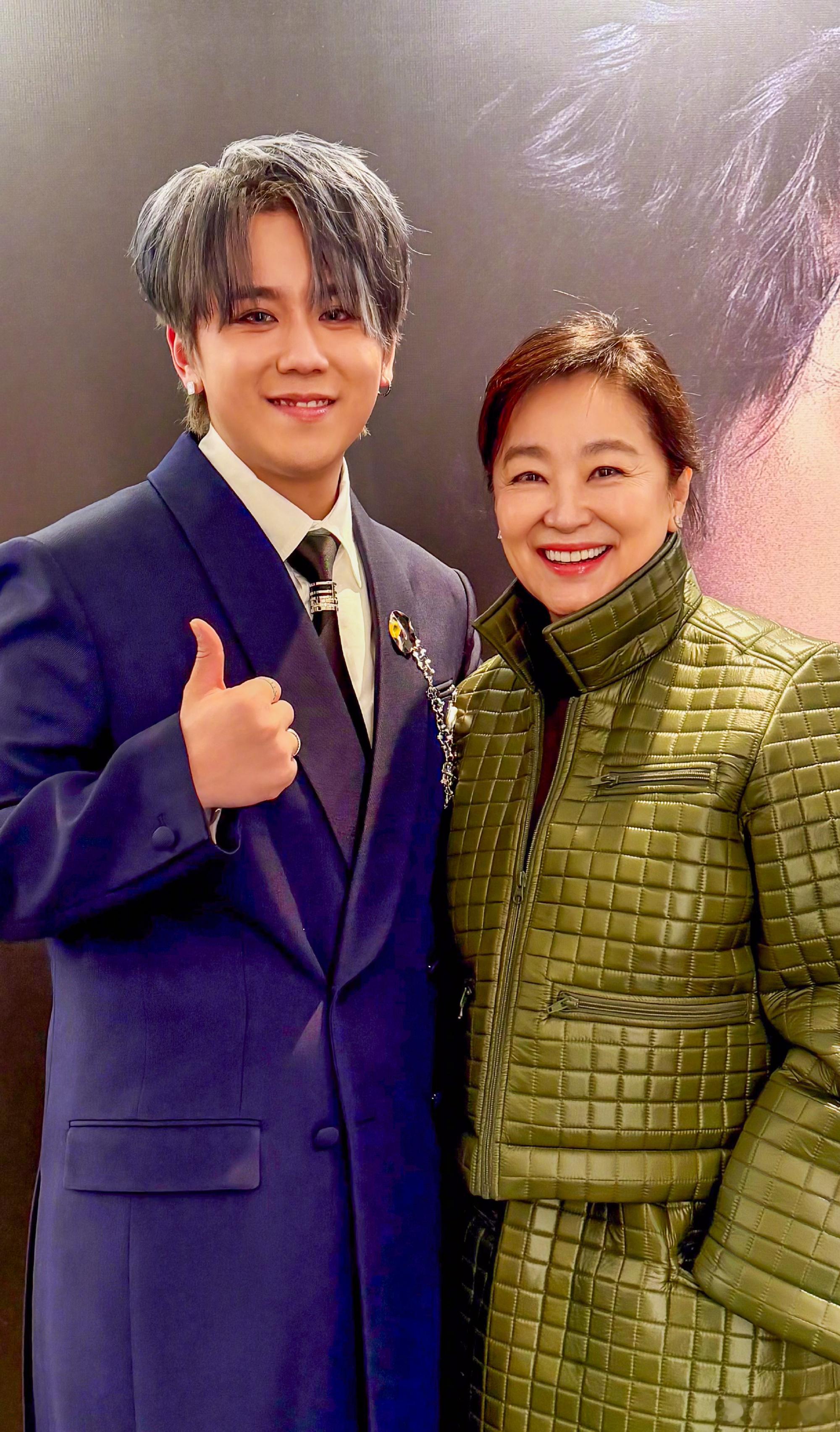 林青霞去看姜涛演唱会了，夸赞他真诚、善良和努力。 