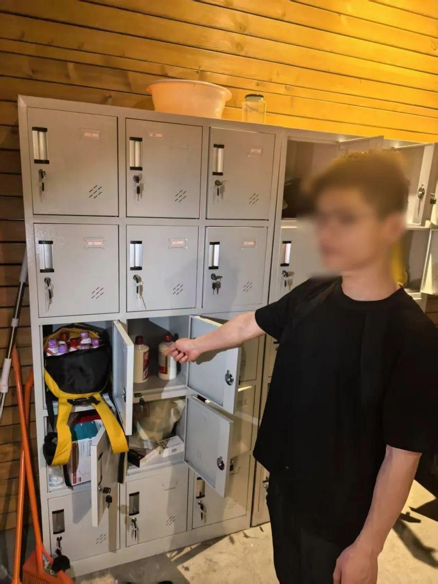 胆子太大了吧！上海，男子到餐厅吃饭，带了瓶茅台，要服务员帮他打开，谁知他喝了一口