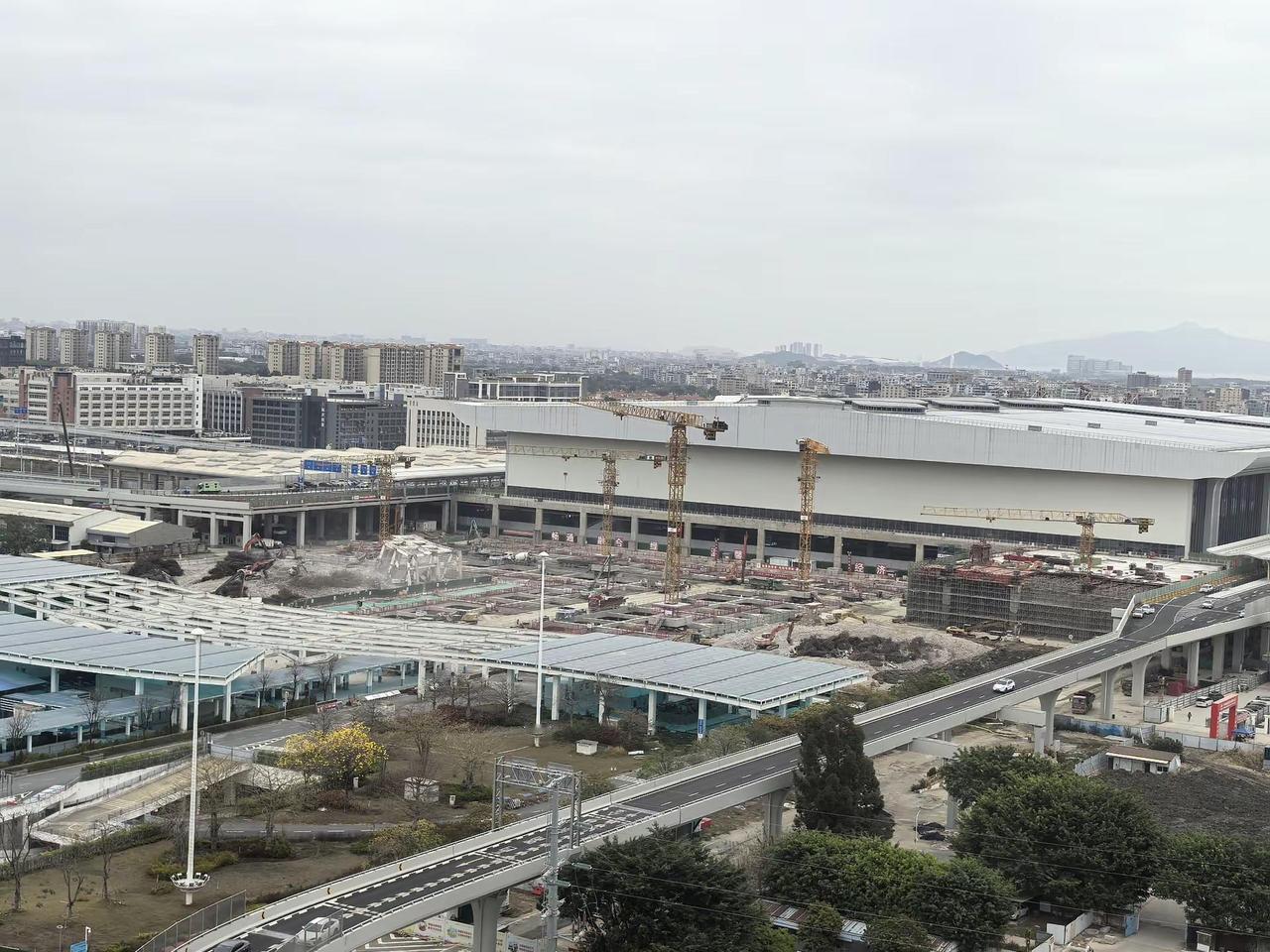 汕头站二期工程原西站房副楼建筑已全部拆除。考虑到汕头站既有西站房两侧建筑物年久缺