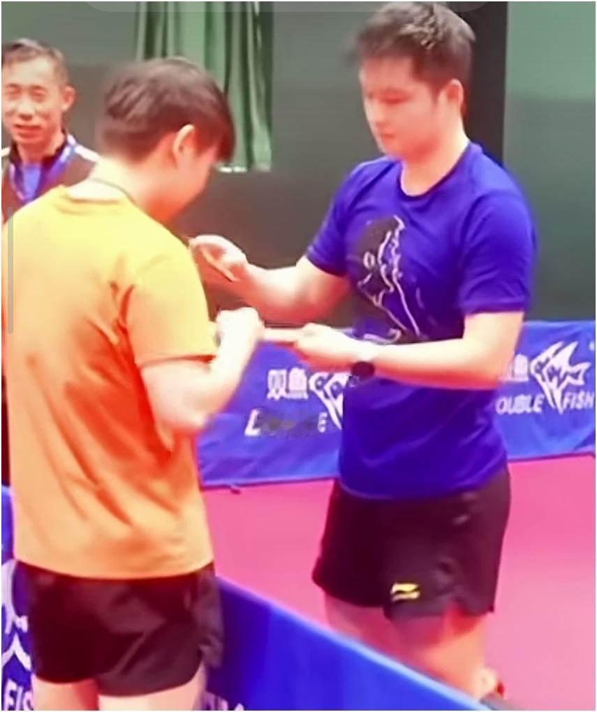 孙颖莎以前还找过樊振东给球拍签名。不得不说以前的国乒队内氛围真的很好。孙颖莎看到