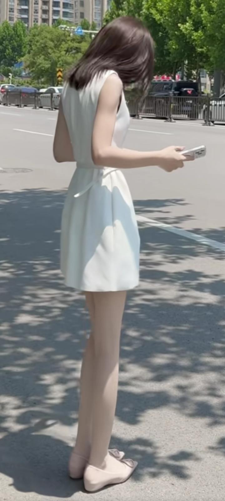 夏日生活打卡季我渐渐习惯了安静的日子，吃饭、走路、看风景，一切都如常。唯独在晚风