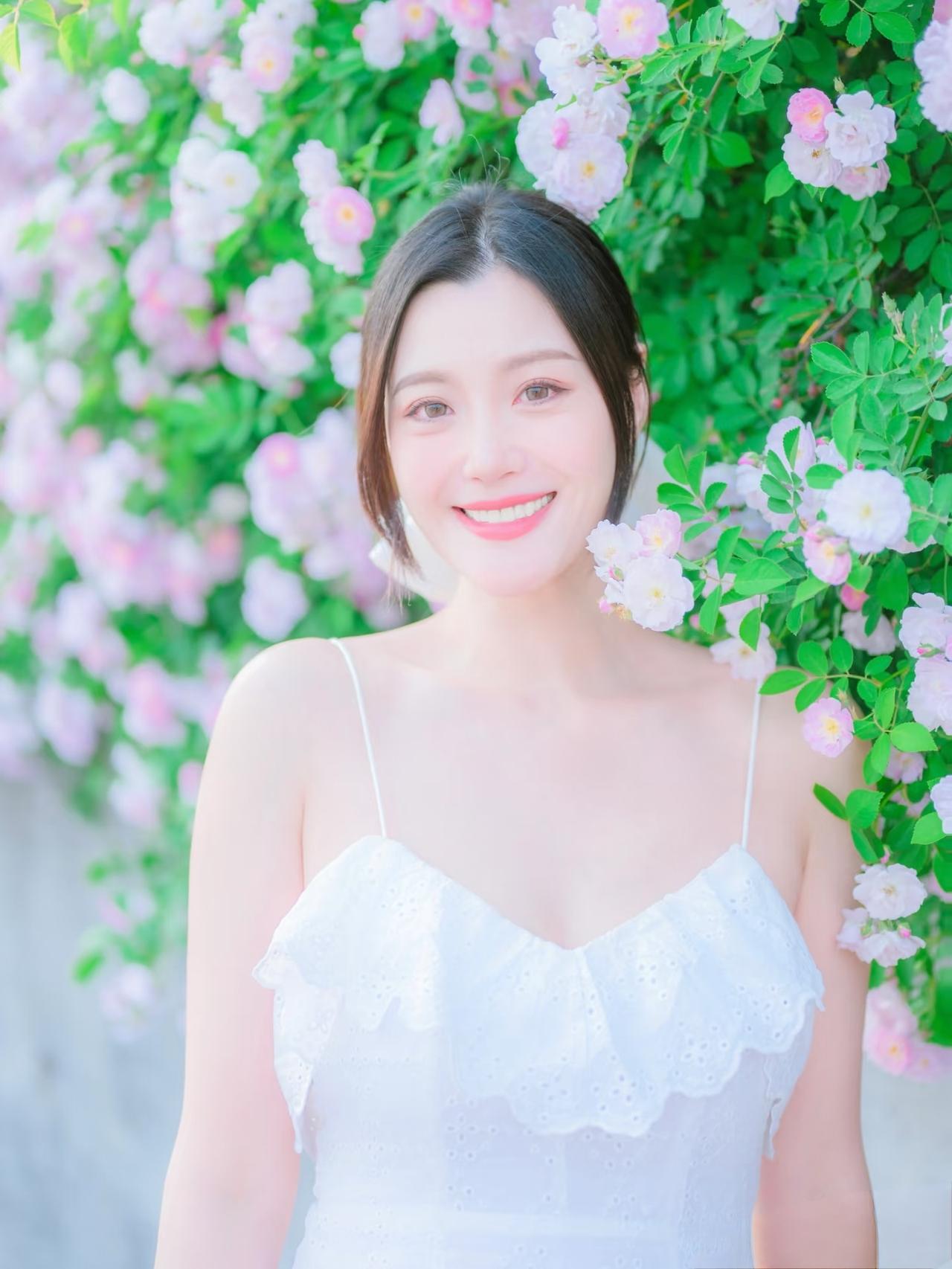 女生如何穿搭看起来时尚更有品味呢清新气质的白色吊带裙搭配坡跟凉鞋，非常优雅时尚有