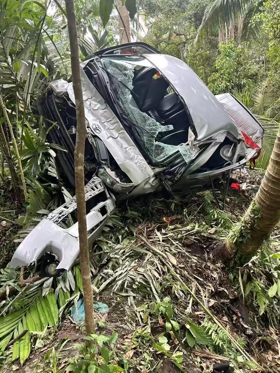 中国公民在巴厘岛发生车祸，造成5死8伤，幸存者发声，讲述了整个事故过程。在旅游的