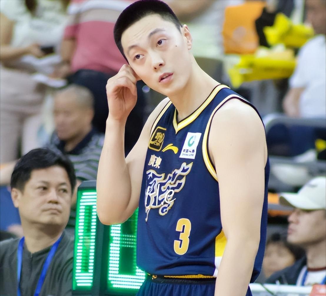 最近看 CBA 比赛，越看越惊觉一个怪象 —— 

胡明轩这些顶薪球员，怎么签完