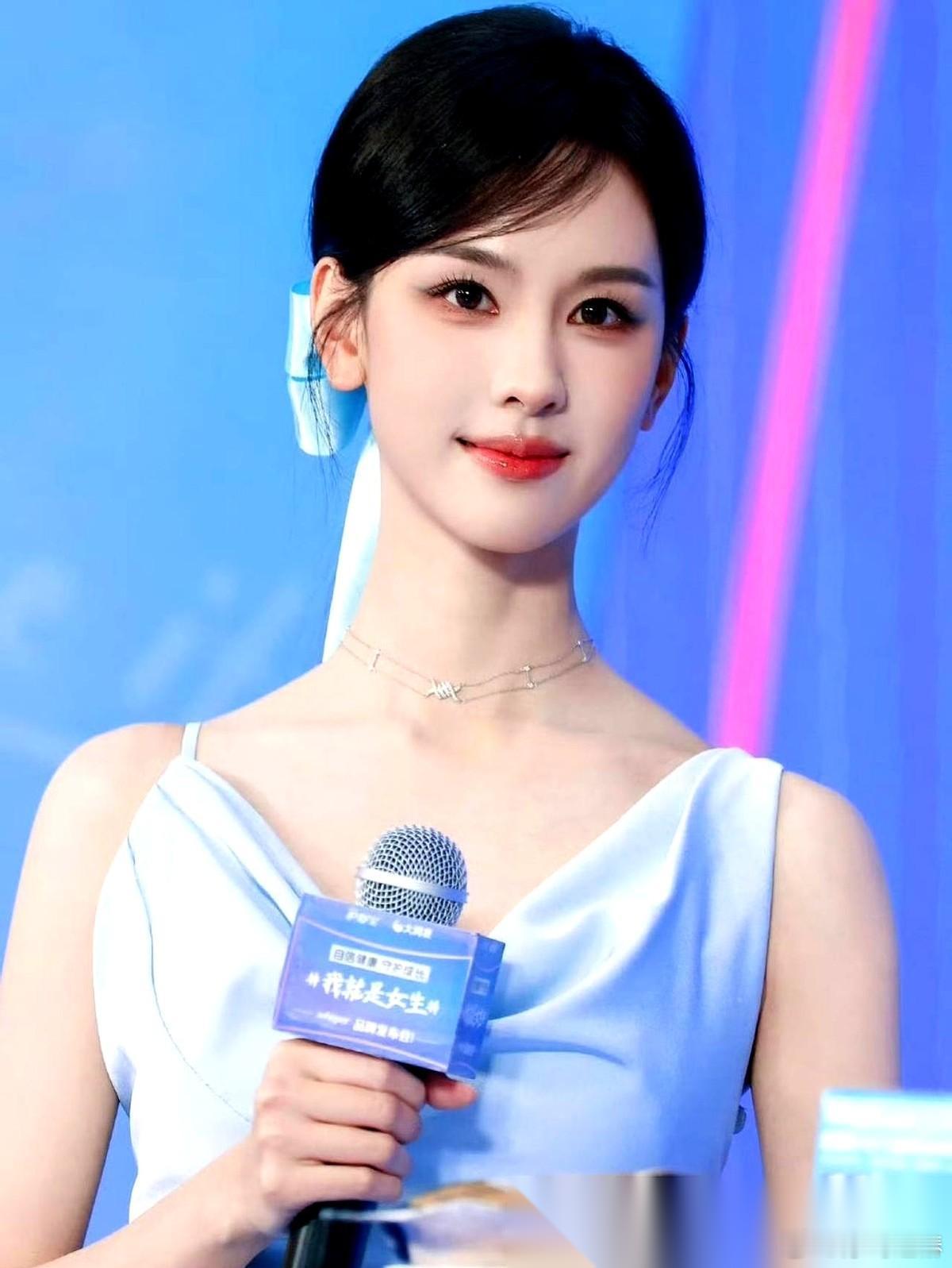 32岁了，陈都灵好像活成了内娱的一股“清流”。 别人忙着恋爱结婚生娃，她却一头扎