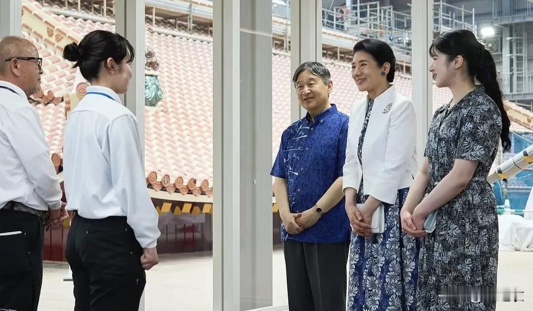 日本天皇最近一家人的打扮，就是母子装，加上情侣装，而天皇和皇后以前出席活动的照片