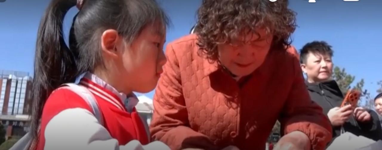 花林间的花海步道人潮涌动，大家纷纷用镜头记录花开盛景；户外秋千、特色游乐设施前欢