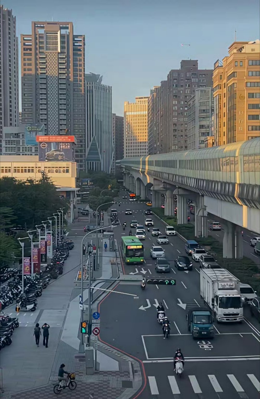 台湾省台中市街景 这是我国台湾省台中市的街景，晃了我一下，我以为是我们老家十八线
