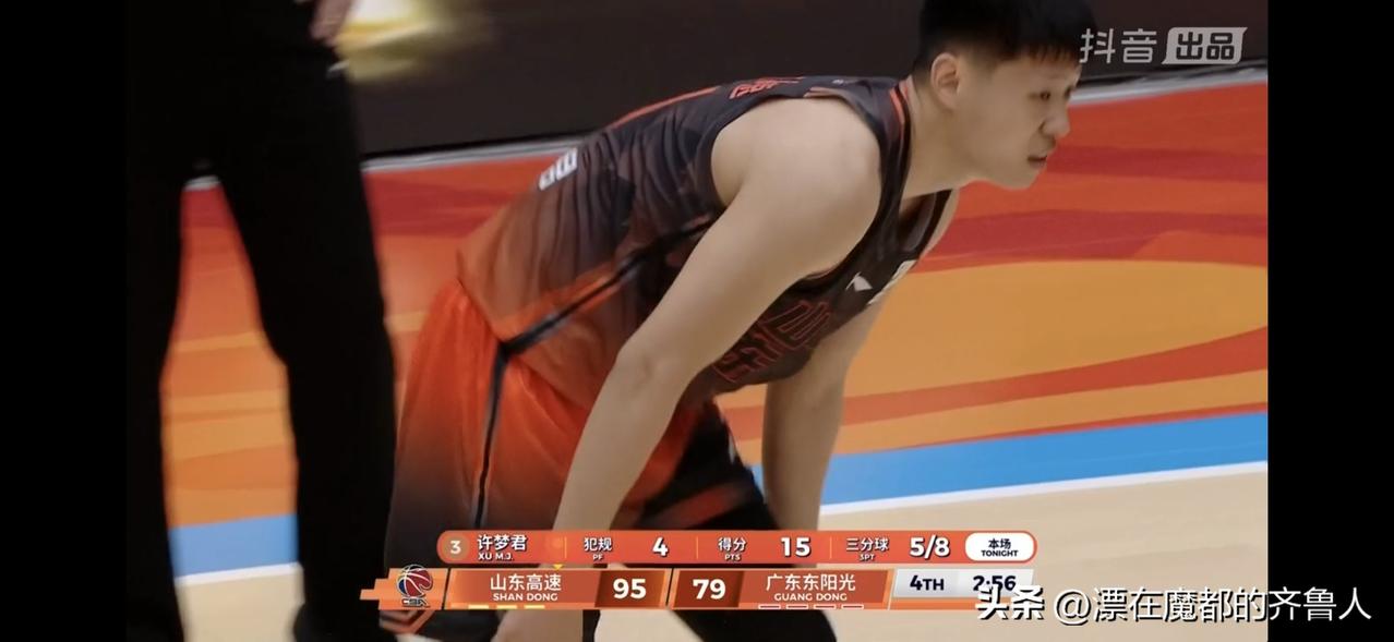 5记三分球！许梦君赛季首秀祝高速男篮99:86战胜广东队。
本场比赛是许梦君首次