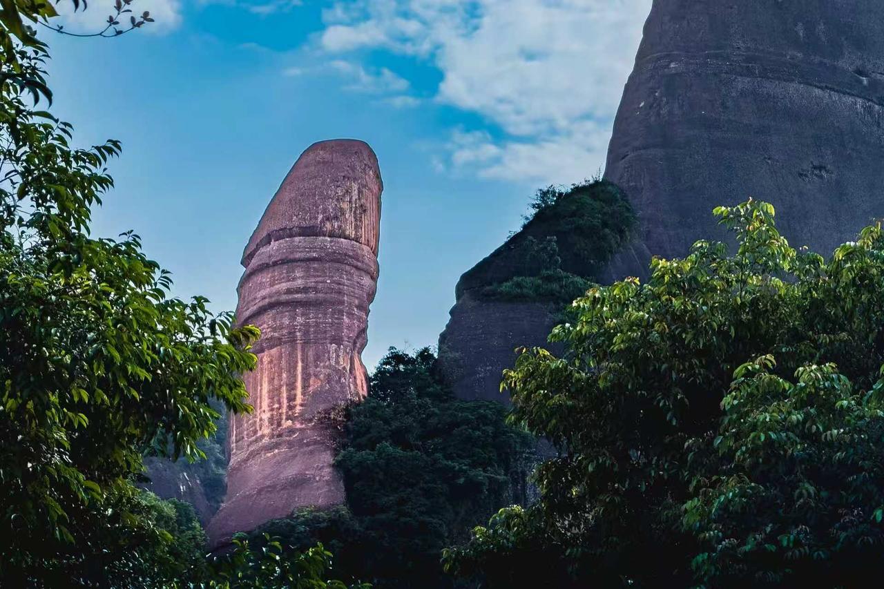 一柱擎天，立在丹霞山的云雾里的“阳元石”，历经30万年风雨雕琢，懂了什么叫大自然