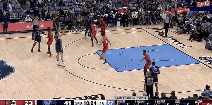 杨瀚森放扎克伊迪大空位三分，还好没进拿下第一个篮板



杨瀚森防守不出去，扎克