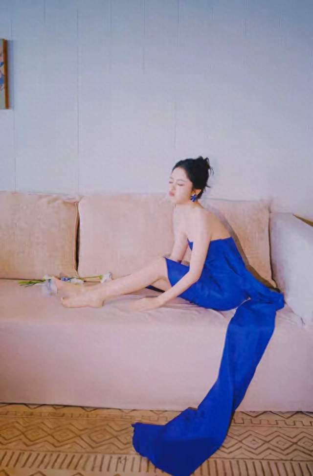谭松韵克莱因蓝绸裙光脚蜷沙发，这颜色显白功力真强