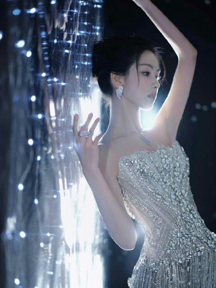 女明星红毯出图，来看看吧[哇][哇][哇][哇]
陈都灵、孟子义、鞠婧祎、田曦薇