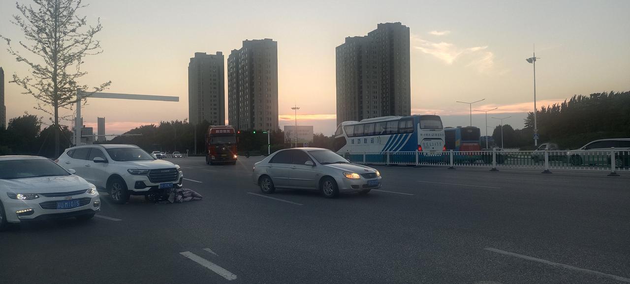 上下班路上，请务必绷紧交通安全这根弦
 
下班晚高峰，车流量大，路口人车交汇，稍