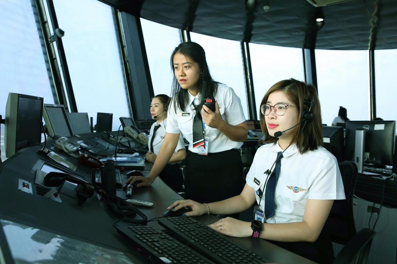 越南的女塔台管制员
看起来和广西甜妹差不太多哈