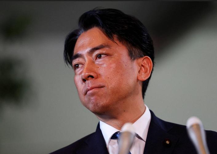 日本防卫大臣小泉进次郎亲自挑选了一份“家乡特产”当作外交礼物，本想拍拍印尼总统的