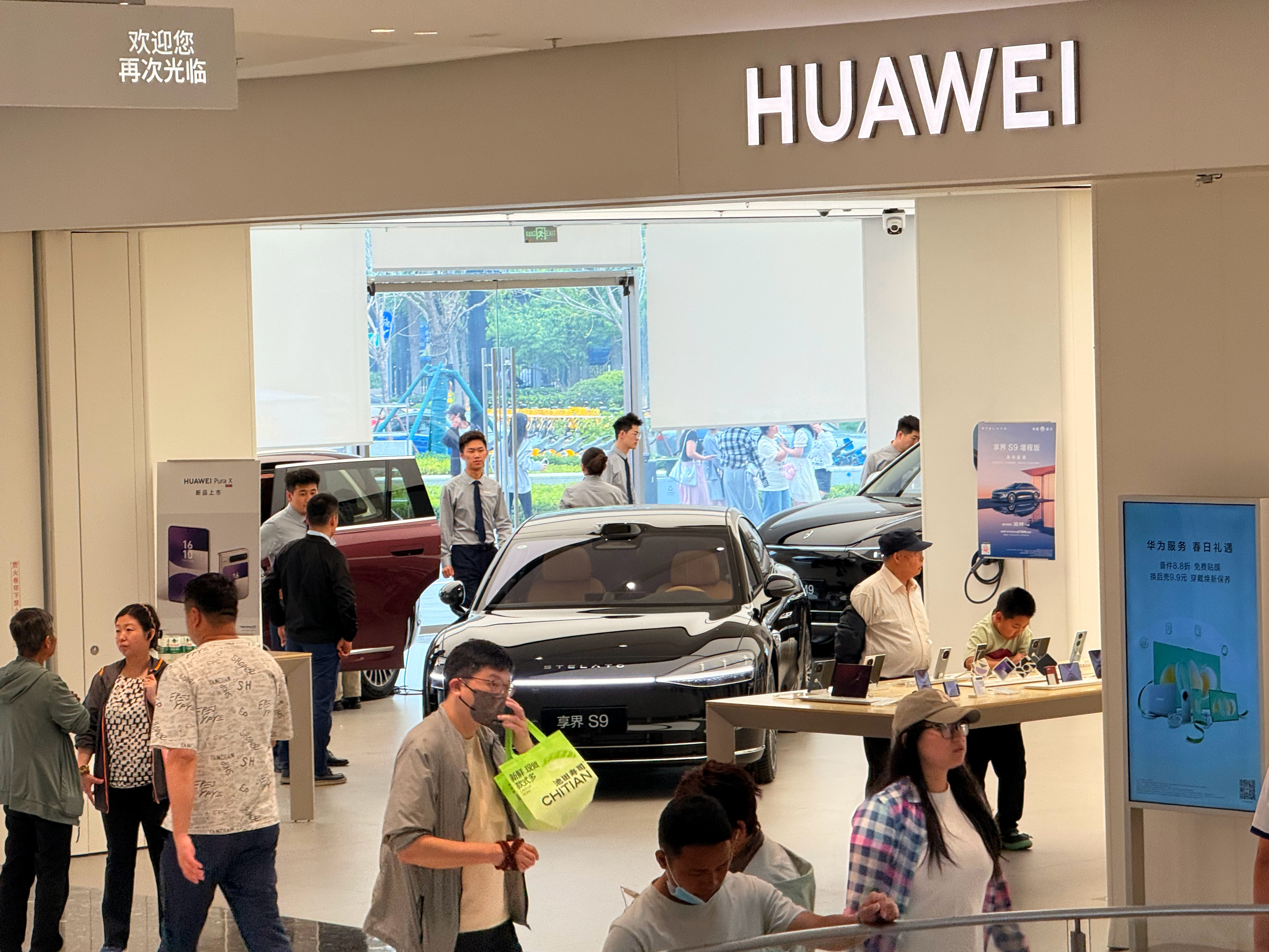 感觉北京的问界 M8 展车都是红内红外，M9 都是黑外，我就在地下停车场看到过一