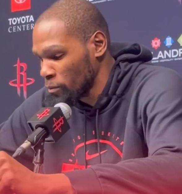 NBA常规赛继续进行，火今天在主场100-97战胜太阳。最后时刻，杜兰特以一记三