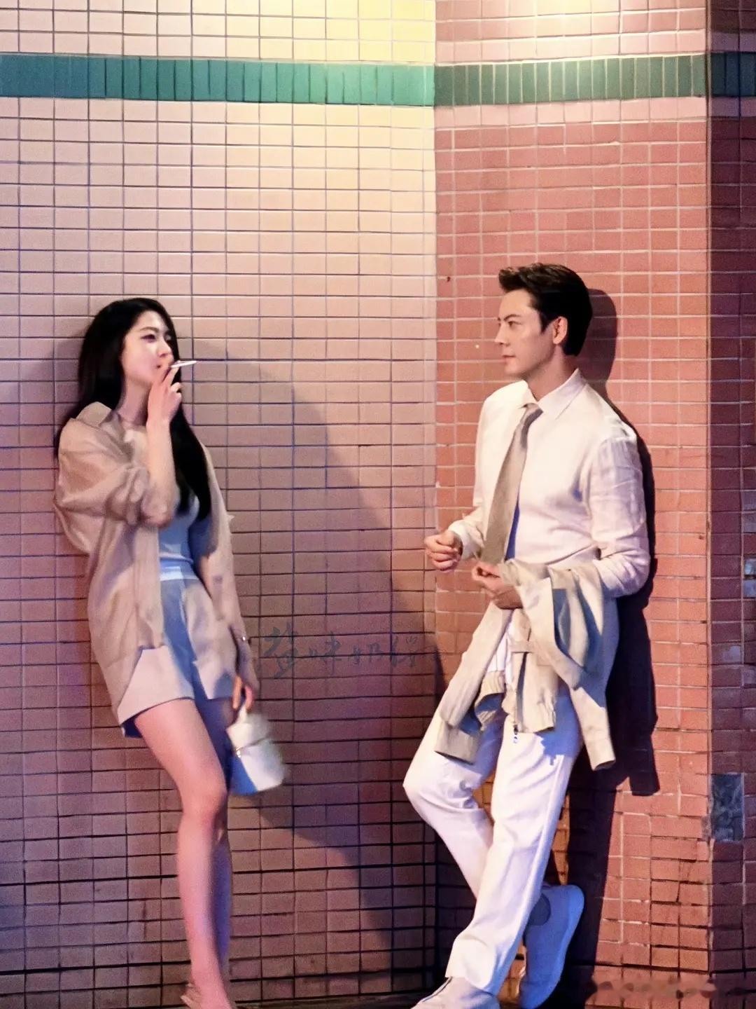 感觉涵之身上是混杂着木质香水的淡淡烟草味儿，走这个路线吧 