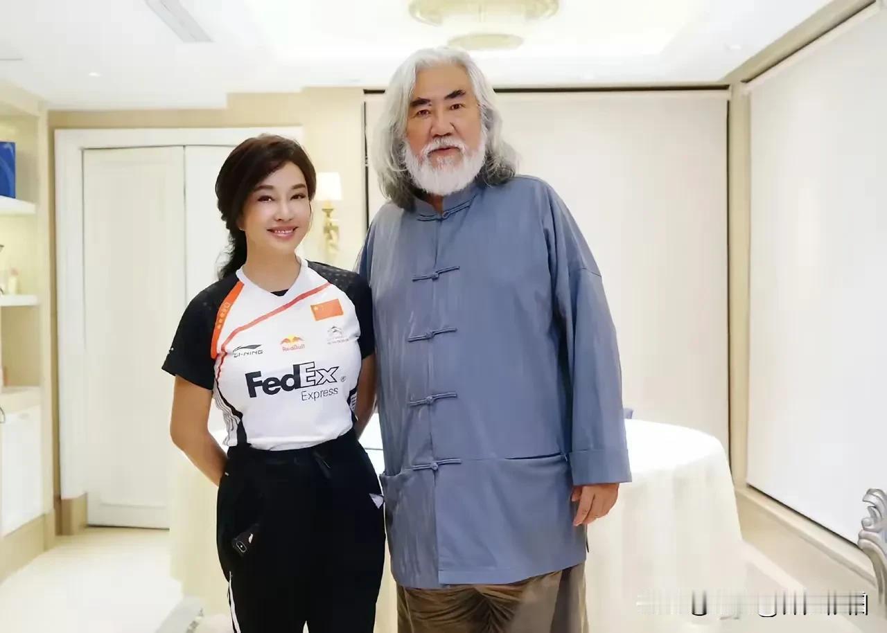 有比较才有鉴别。74岁的大导演张纪中和73岁的大明星刘晓庆的一张合影，看到后似乎