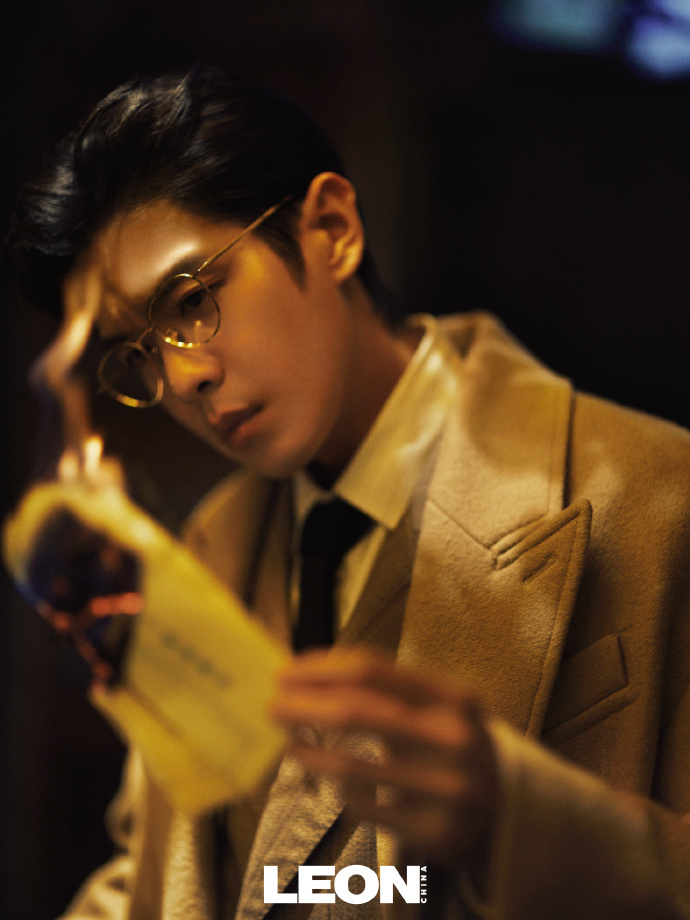 张若昀LEON中文版十月刊封面 张若昀登上 LEON 中文版十月刊封面 暖调复古