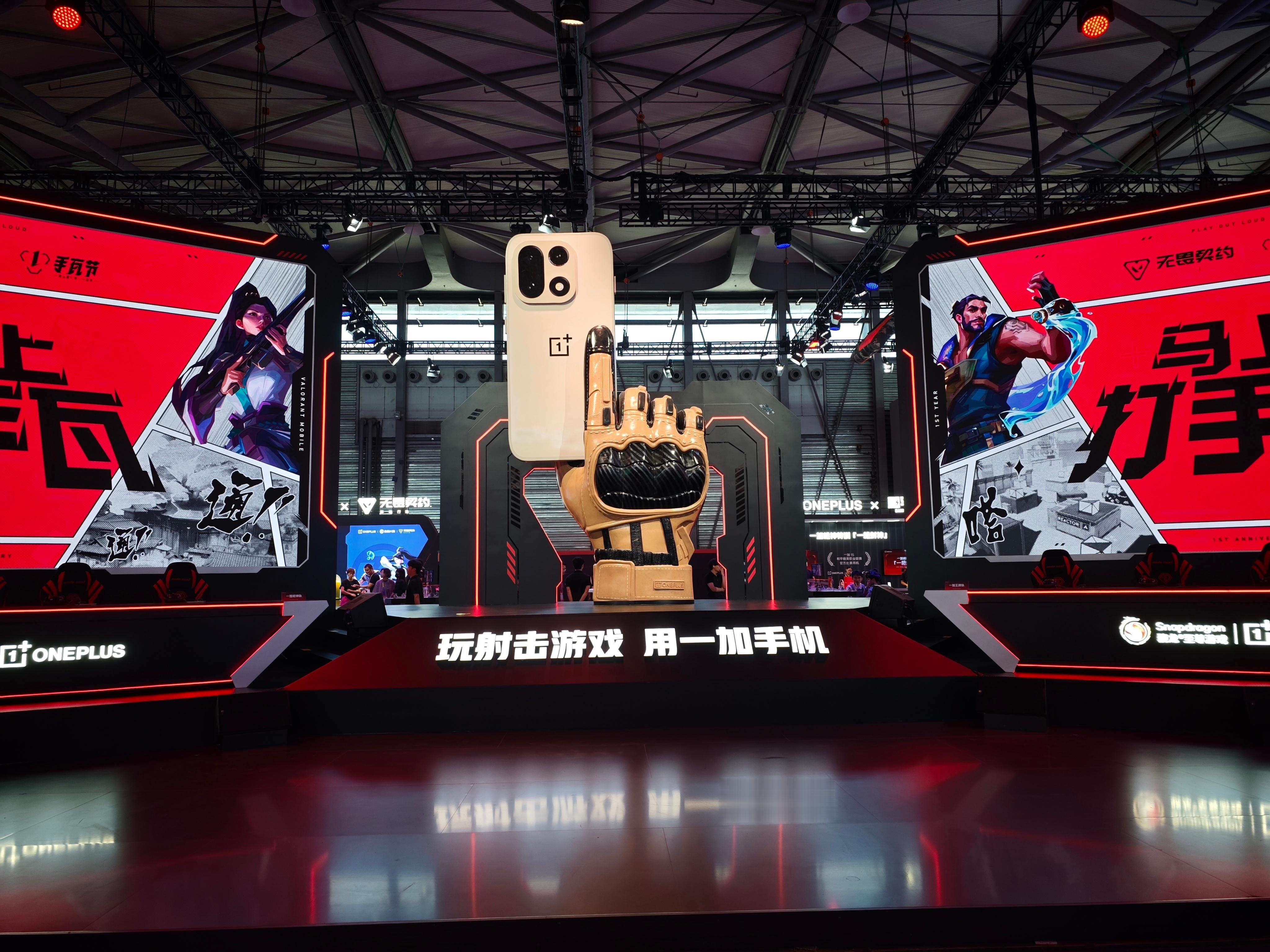 集你所爱2026ChinaJoy 一加展台，All in FPS手游的感觉，确实