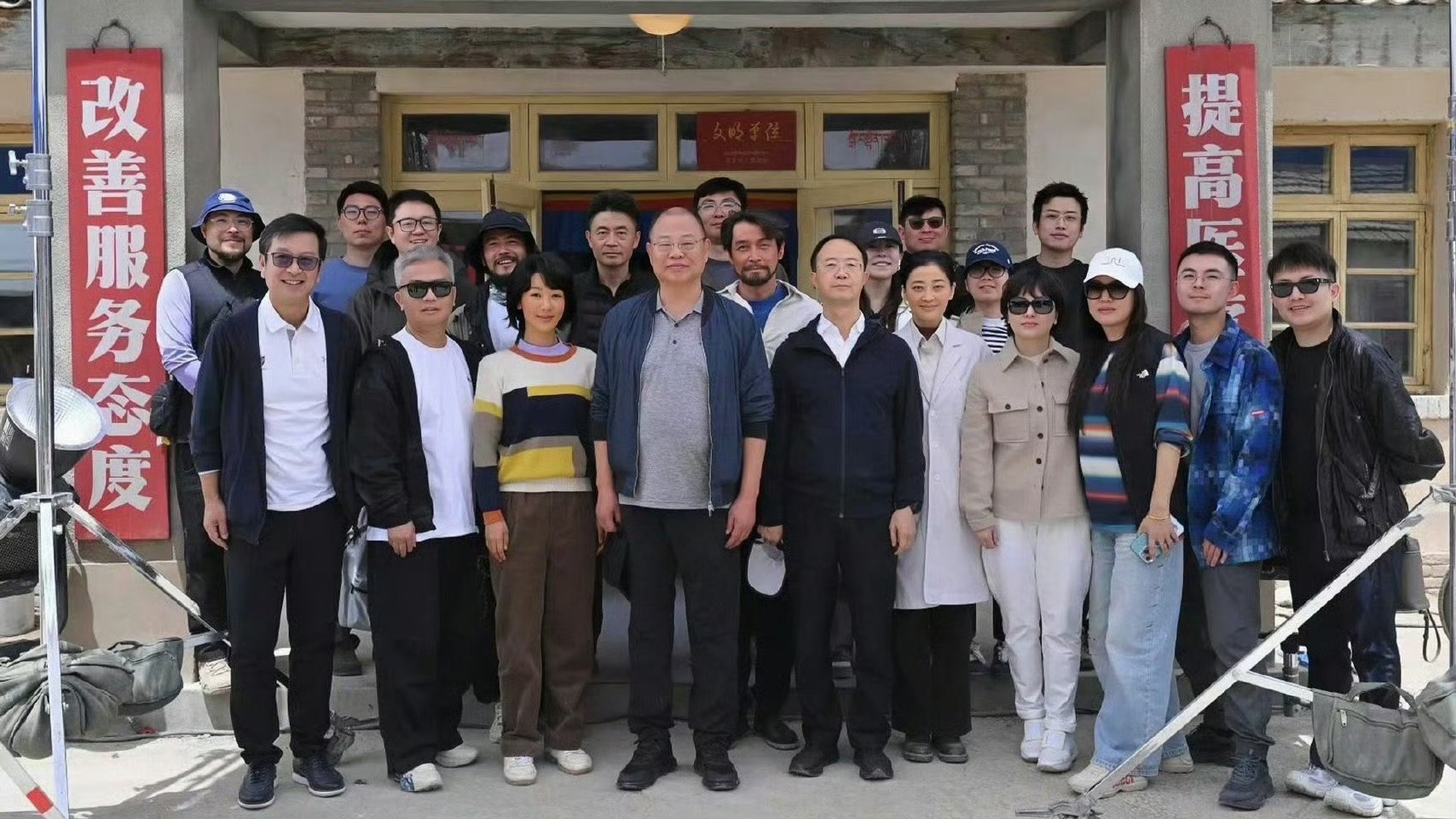 杨紫胡歌成当地人了杨紫胡歌爱奇艺领导合照 ​​​哈哈哈哈快成当地人了 ​​​