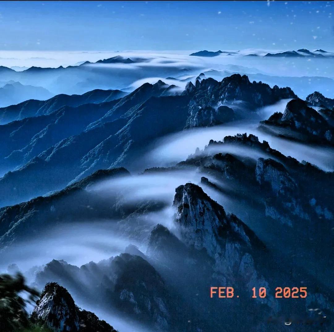 冷酷暴雪伴乌云。
