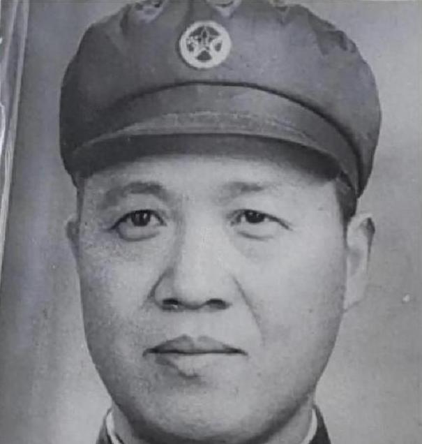 1922年范天恩生于泰安东关范家胡同，1938年1月，刚满16岁就参加山东四支队