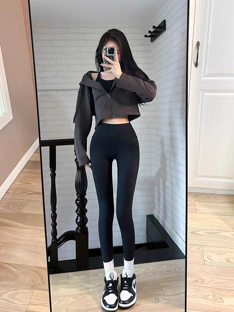 女生为何不能穿着瑜伽裤去爬山?谁说不能穿瑜伽课裤爬山，我撕烂你的嘴