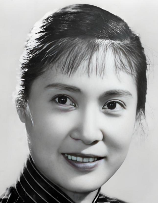 1938年，26岁的陈天国把16岁的秦怡玷污了，之后，秦怡大病了一场，高烧不退，