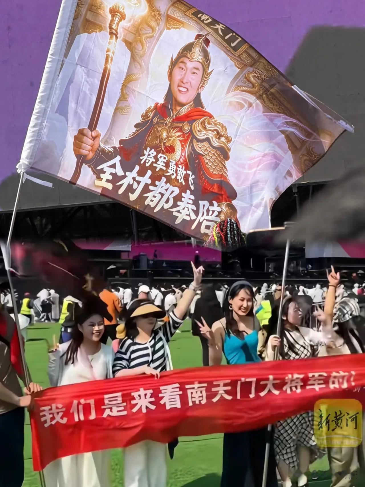 大衣哥空降摇滚音乐节爆火？南天门大将军的心酸往事谁懂？

我们的大衣哥朱之文，怎