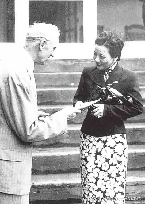 1943年6月，宋美龄接受加拿大红十字会主席道兹赠给中国难童的10万加元支票