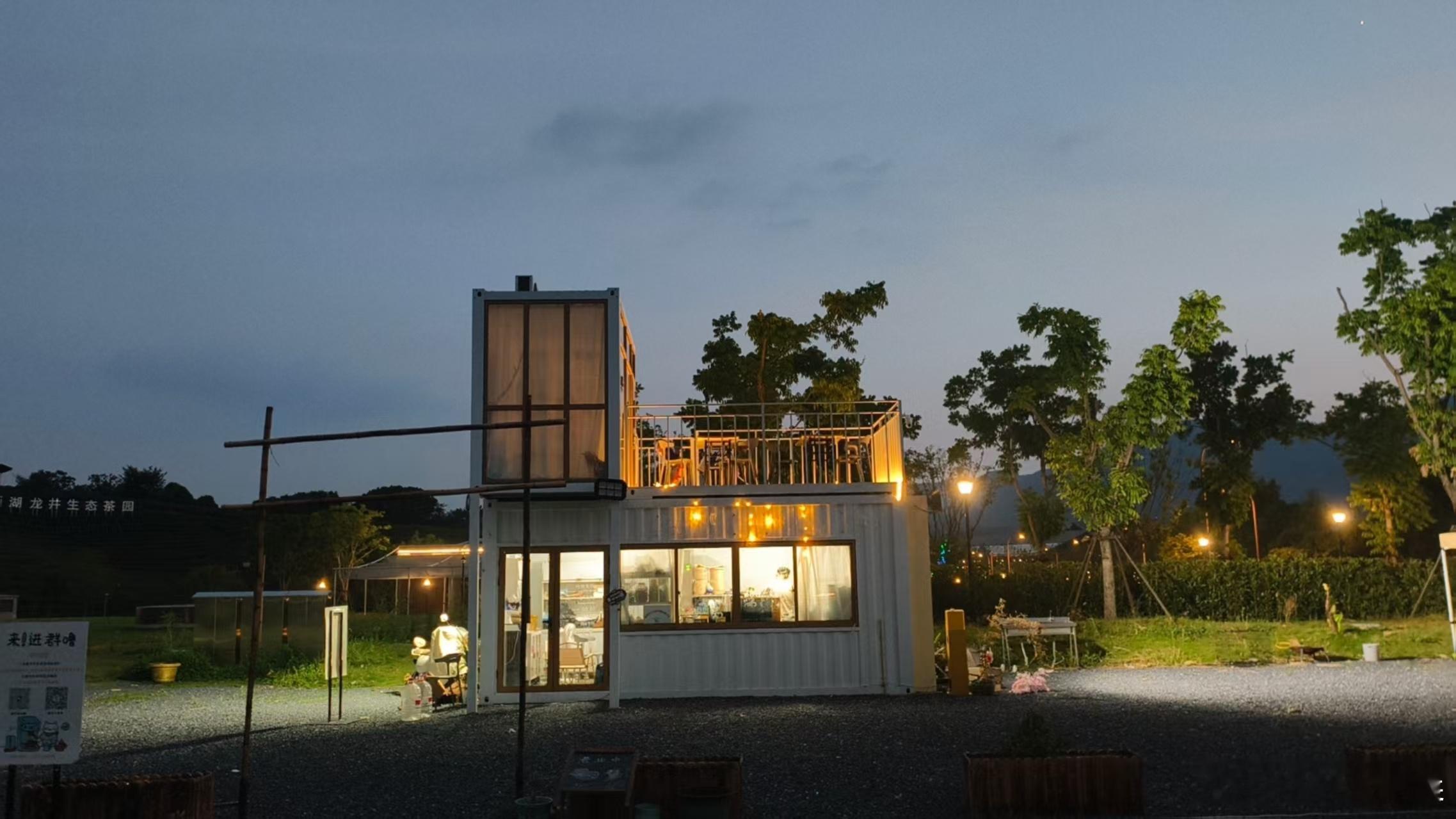 在这个夏天邂逅龙坞杭州龙坞也太适合夏天出游啦，万亩茶海氛围感拉满，兔子山公园升级