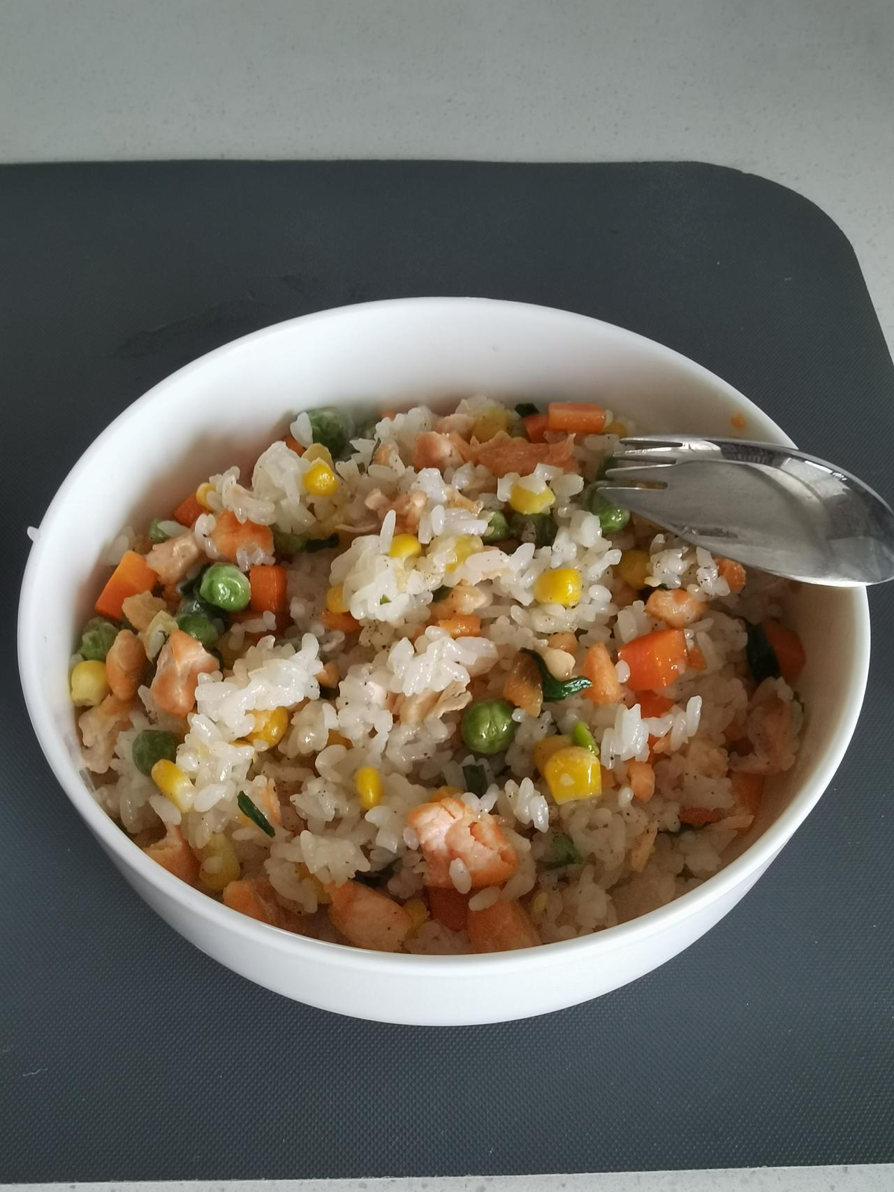 本周的午餐菜单。

周一：羊排 + 蔬菜大杂烩
周二：鸡头米鸡汤 + 蔬菜大杂烩