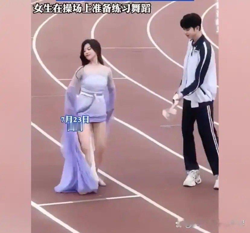 这男孩已经成了全校男生的公敌 ​​​