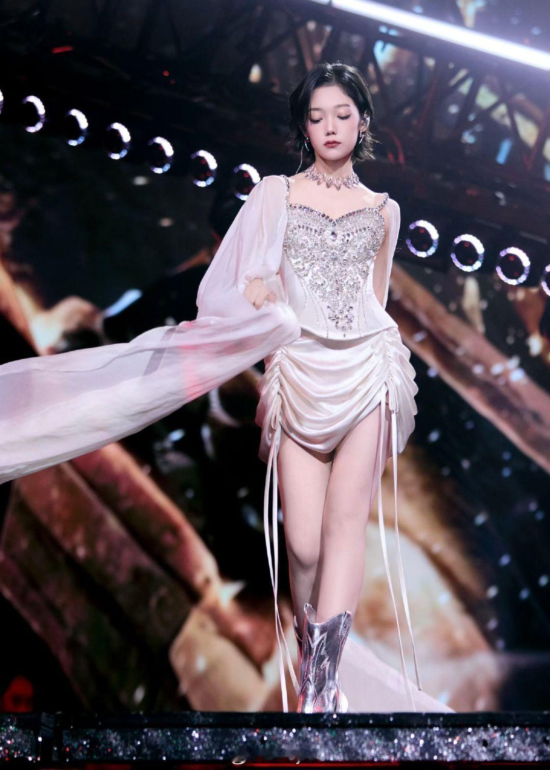 希林娜依高跨年高定战袍 身穿当季高定炸场跨年！灯光下的造型自带高光，高级感直接拉